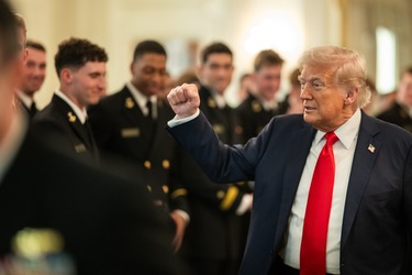 Paradă de ziua lui Trump cu mii de soldați și 7 fanfare. Își dorește de când a văzut una în Franța de Ziua Bastiliei 