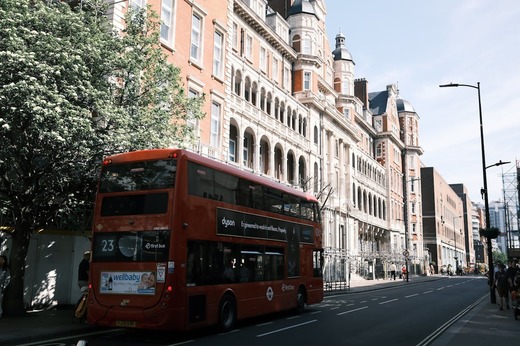 SUA și Marea Britanie semnează un nou acord, cu facilități imediate: Pas important care va întări legăturile economice transatlantice