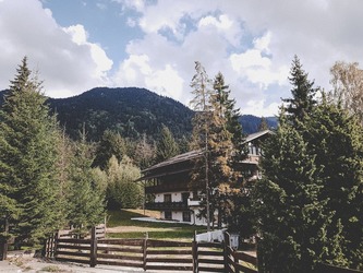 Vacanțele în România se vor scumpi, chiar mai mult decât cele din străinătate. Studiu de caz: Cât veți ajunge să plătiți