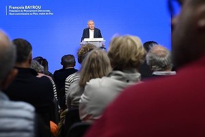 Guvernul francez, la un pas de demitere