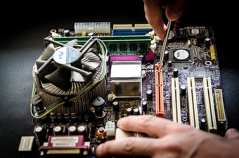 Program economic PSD: Jumătate de miliard de euro pentru industriile de vârf. Prime de angajare pentru tineri