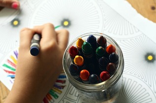 Elevii clasei pregătitoare și copiii din grădinițe vor primi gratuit materiale didactice alternative