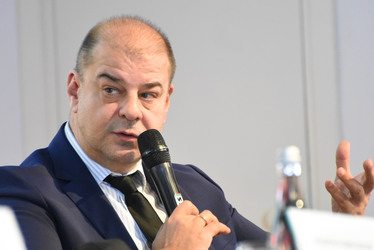 VIDEO Criză în farmacii. Nu ne punem problema dacă apare o nouă criză, ci când și despre ce va fi vorba. Adrian Dobre, Director Unifarm: De un an și ceva ne luptăm cu criza perfuzabilelor, ținem pe linia de plutire spitalele -  Profit Health.forum