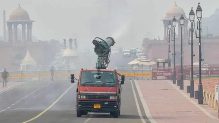 VIDEO India provoacă o ploaie artificială deasupra capitalei New Delhi pentru a combate cu poluarea