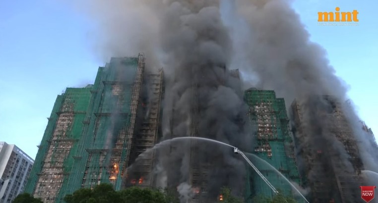 Complex de zgârie-nori din Hong Kong, devastat de un incendiu violent VIDEO