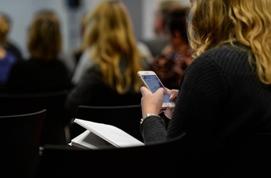 Angajați care vor fi urmăriți printr-o aplicație ce-i localizează în timpul programului de lucru, măsură controversată în Italia