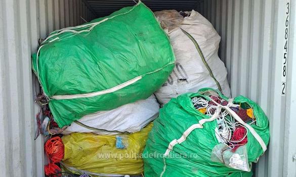 Zeci de tone de deșeuri descoperite în Portul Constanța FOTO