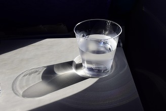 Apă gratuită pentru pasagerii din Aeroportul Otopeni. Vor fi montate stații de apă și în Aeroportul Băneasa