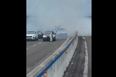 Jaf filmat în direct - Vehicul blindat, atacat pe autostradă în Italia VIDEO