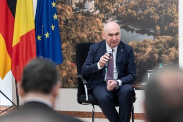 VIDEO Bolojan, mesaj tranșant primarilor de comune: Dacă nu facem acum reforma administrației, după alegerile din 2028 se va ajunge la reduceri sau fuziuni de comune. Creșterea impozitelor la valoarea de piață va fi la decizia primarilor