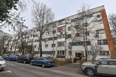 FOTO Bloc din sectorul 6, regenerat ecologic cu materiale naturale și acoperiș verde