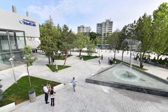 FOTO Bloc din sectorul 6, regenerat ecologic cu materiale naturale și acoperiș verde