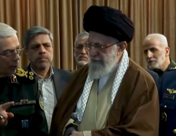 Liderul suprem al Iranului a decedat, trupul a fost găsit, anunță un oficial israelian. Purtătorul de cuvânt al Ministerului de Externe al Iranului, în replică: „Teafăr și nevătămat!”