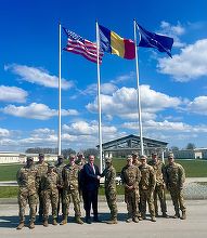FOTO Ambasadorul SUA s-a dus la trupele americane de la Baza Mihail Kogălniceanu, chiar în ziua în care Trump a anunțat că "se gândește serios" să retragă SUA din NATO