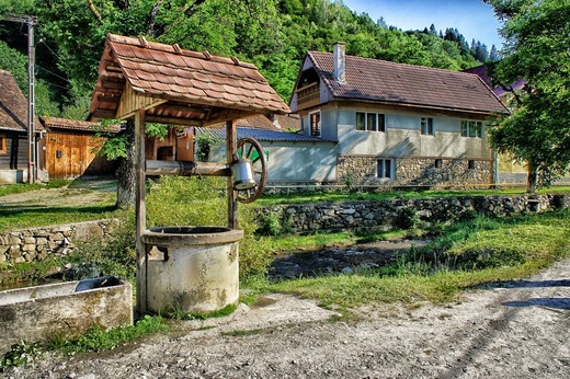Locuințele neracordate la rețea publică de apă, canalizare sau gaze - scutite de impozit. Proiect construit chiar pe principii enunțate de Bolojan