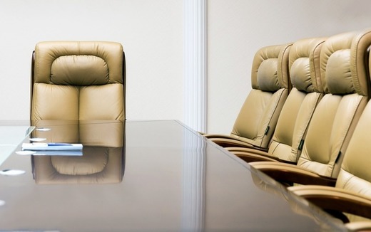 Guvernul Bolojan susține că a redus cu 50% interimatele la conducerile companiilor de stat