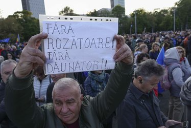 FOTO Sute de persoane la miting pentru Bolojan, în București și Oradea