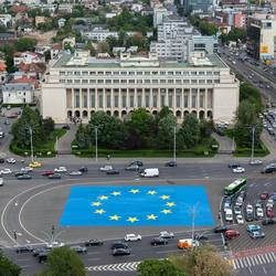 Bolojan, de Ziua Europei: În România a supraviețuit un mecanism de putere din comunism, în care se avansa prin relații, nu prin competență. Azi sistemul reacționează, reformele îi taie privilegiile și sursele de putere
