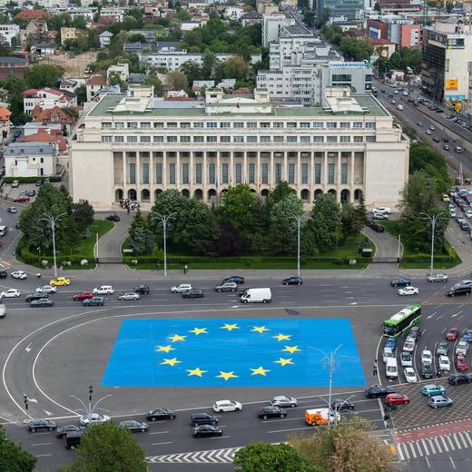 Bolojan, de Ziua Europei: În România a supraviețuit un mecanism de putere din comunism, în care se avansa prin relații, nu prin competență. Azi sistemul reacționează, reformele îi taie privilegiile și sursele de putere