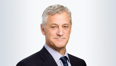 Scandal în bancă după ce șeful a anunțat că inteligența artificială va înlocui „capitalul uman cu valoare mai redusă”. Acum, directorul Standard Chartered își cere scuze 