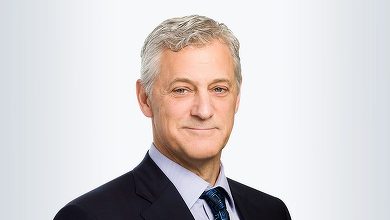 Scandal în bancă după ce șeful a anunțat că inteligența artificială va înlocui „capitalul uman cu valoare mai redusă”. Acum, directorul Standard Chartered își cere scuze 