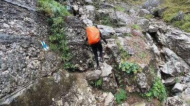 Un pod de gheață s-a rupt sub turiști. Traseul Jepii Mici din Bucegi rămâne închis din cauza zăpezii
