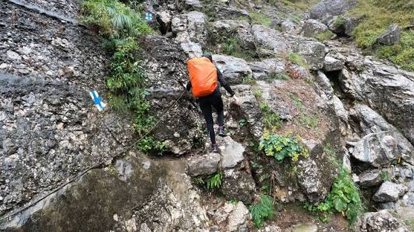 Un pod de gheață s-a rupt sub turiști. Traseul Jepii Mici din Bucegi rămâne închis din cauza zăpezii

