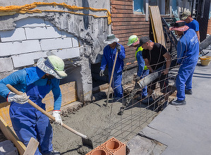FOTO Blocul din Galați lovit de drona rusească, după o lună. Asigurătorul a plătit, după proceduri greoaie, banii pentru refacerea apartamentului cel mai afectat. Cum arăta apartamentul lovit