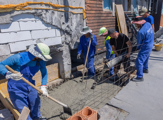 FOTO Blocul din Galați lovit de drona rusească, după o lună. Asigurătorul a plătit, după proceduri greoaie, banii pentru refacerea apartamentului cel mai afectat. Cum arăta apartamentul lovit