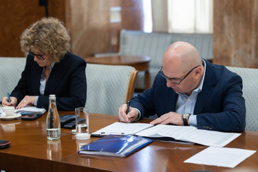 Bolojan și Gheorghiu iau la ochi instituțiile și companiile de stat care nu s-au reorganizat sau închis, așa cum au stabilit guvernele Ciucă și Ciolacu