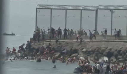 VIDEO Mii de migranți au intrat înot în Ceuta, enclava spaniolă din Maroc. Spania trimite trupe