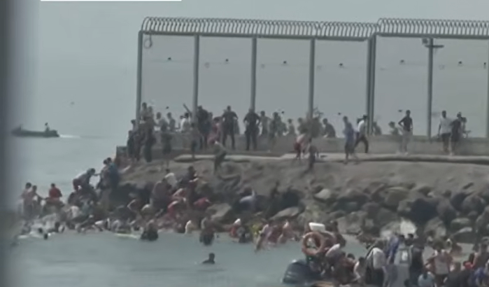 VIDEO Mii de migranți au intrat înot în Ceuta, enclava spaniolă din Maroc. Spania trimite trupe