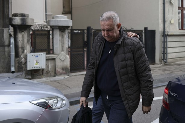 Directorul ARR prins cu mita în cutii de pantofi, trimis în judecată de DNA