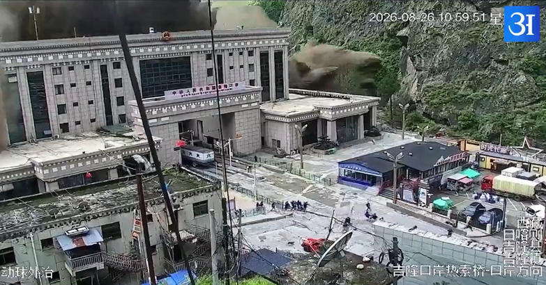 VIDEO Sute de turiști sunt dați dispăruți, după o viitură uriașă care a lovit mai multe sate din Nepal