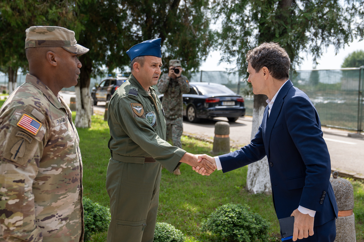 FOTO&VIDEO Nicușor Dan a luat masa cu o delegație a Congresului SUA, alături de militari români și americani, la Baza militară Mihai Kogălniceanu 