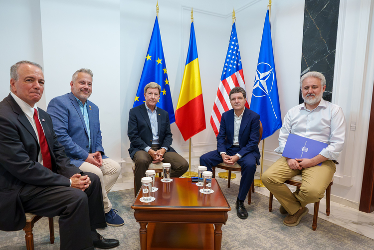FOTO&VIDEO Nicușor Dan a luat masa cu o delegație a Congresului SUA, alături de militari români și americani, la Baza militară Mihai Kogălniceanu 