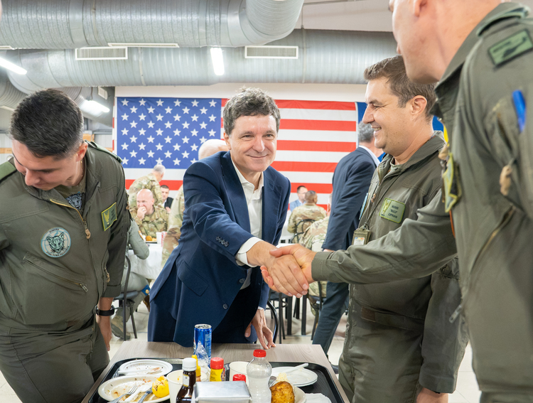 FOTO&VIDEO Nicușor Dan a luat masa cu o delegație a Congresului SUA, alături de militari români și americani, la Baza militară Mihai Kogălniceanu 