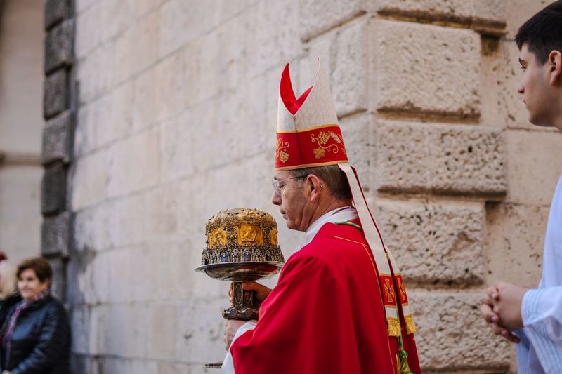 Papa abrogă scăderea salariilor cardinalilor din timpul pandemiei. Un cardinal câștigă între 4.500 și 5.000 euro lunar