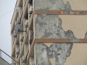 Impozite majorate de până la cinci ori pentru proprietarii din Râmnicu Vâlcea care nu îngrijesc imobilele și terenurile