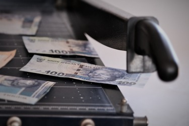 Comisionul pe care Guvernul vrea să-l elimine de la Pilonul II a adus jumătate din veniturile administratorilor fondurilor. Sumele câștigate până acum de administratori reprezintă 20% din profitul deponenților