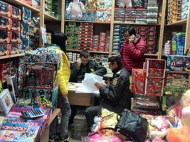 Inspectorii Antifraudă au confiscat zece tiruri de cadouri și articole de sezon de la comercianți care nu aveau acte de proveninență