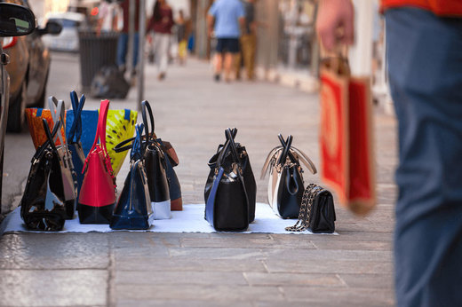 Statul pierde anual 403 milioane de euro și peste 27.000 locuri de muncă din cauza comerțului cu produse contrafăcute, locul 3 în Europa