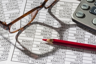 Previziunile BCR: Deficitul bugetar depășește limita impusă de UE, inflația accelerează. Cu cât vor crește ratele românilor la bănci și salariul mediu net