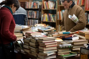 Statul vrea să-i facă pe români să citească mai mult. Măsuri fiscale pentru stimularea lecturii