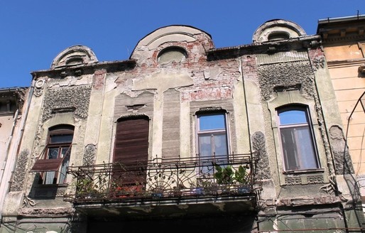 FOTO Primăria Arad va aplica ”taxă de paragină” pentru 210 clădiri istorice degradate, ai căror proprietari refuză să execute lucrări de reparații