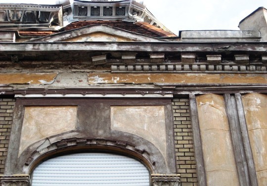 FOTO Primăria Arad va aplica ”taxă de paragină” pentru 210 clădiri istorice degradate, ai căror proprietari refuză să execute lucrări de reparații