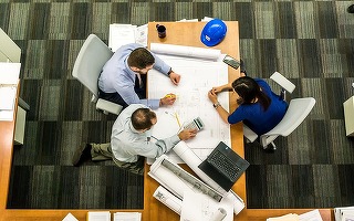 Efectul creșterii salariului minim: IMM-urile se pregătesc să concedieze până la 5 angajați și se așteaptă să fie obligate să scumpească produsele și serviciile