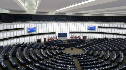 Proiectul de regulament privind protecția bugetului Uniunii Europene în cazul țărilor membre care nu respectă statul de drept, adoptat în Parlamentul European; măsurile pot include suspendarea plăților sau reducerea prefinanțării