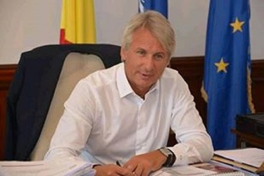 Teodorovici "se întoarce la popor" pentru a face rost de bani la buget și mai aruncă o săgeată către bănci, de la care statul nu mai reușește să se împrumute