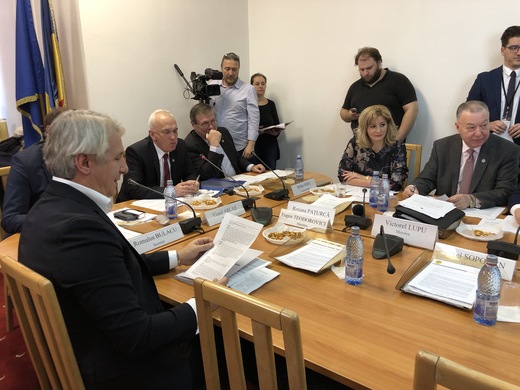 ULTIMA ORĂ VIDEO OUG 114 cu taxe pe bănci, energie și telecomunicații va fi adoptată tacit de senatori, fără nicio modificare. Teodorovici a cerut amânarea dezbaterilor, cu promisiunea că Guvernul analizează posibile modificări